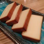 Gyuukatsu To Washu Baru Koda - チーズの燻製