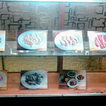 大松園 - ショーケースの中身が写真になった