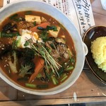 スープカレー トムトムキキル - 牡蠣・ニラ・キーマ・豆腐カレー（1,450+税）