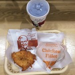 KFC - サンドＢＯＸ
      
      サンド ( チキンフィレサンド )
      骨なしケンタッキー
      カーネリングポテトS
      ドリンクM ( コーラ )
      ミニアップルパイ