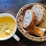 カフェ＆ベーカリー フーガス - ランチハンバーグ¥1100のスープと食べ放題のパン