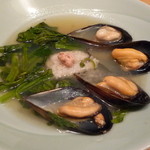 ごはん屋 今ここ - ムール　ハモ　空芯菜　小松菜　の鍋　（取り分けた後・・・）