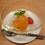 ごはん屋 今ここ - カルダモンのアイスにビワのコンポート