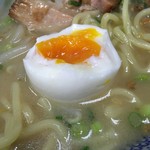 葫 - カジった半熟玉子。