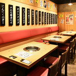 大衆 焼肉ホルモン 大松 - 片側ベンチ席も4名様×9卓をご用意。