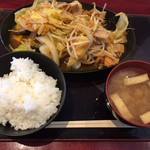 ぶたまる食堂 - 豚キムチライス 680円