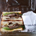 ベーカーバウンス - 炭火焼きステーキとマッシュポテトのサンドイッチ