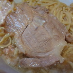 ラーメン二郎 - しっかりとした厚みと大きさ