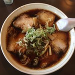 山香 - キャーーー！！！チャーシューメン！！！どうしても田舎の昔ながらのお婆ちゃんのラーメンってイメージしがちだが、違う！黒いラーメン！！！コレは期待出来そうだ！！！いただきまーす！