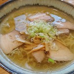 喜一 - 「日本海藻塩ラーメン」。今日はチャーシューの端っこがサービスされてる。