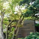 喜一 - 植木なども店主の趣味か中々いい感じで、特に入口の紅葉はかなり素敵です。