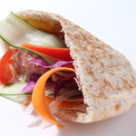 サラダデリMARGO - マルゴのピタパンは全粒粉。そのまま食べても、サラダを挟んでも美味しいですよ♪