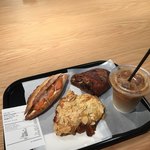 ル・プチメック - （左から）スモークサーモンとクリームチーズ・クロワッサンオザマンド・ショコラブランスリーズ