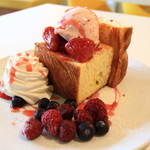 はちの巣カフェ 西区店 - キュービックトースト　ベリーベリーのハーフ