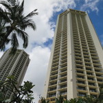 Hyatt Regency Waikiki Beach Resort and Spa - ハイアット・リージェンシー　奥がエバタワー、手前がダイヤモンドヘッドタワー(2018年4月)