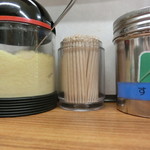 家系ラーメン 近藤家 - 見上げ視線のすりごまとおろし生姜。そういえば今日は生姜が出しっぱなしだ。