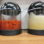 家系ラーメン 近藤家 - 見上げ視線の豆板醤とニンニク。そういえば今日は調味料を使うことを忘れるぐらいおいしかった