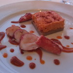 シグネチャー - ブルターニュ産 オマール海老とパプリカのコンポジション コライユのソースとエスプッレット唐辛子