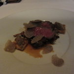 シグネチャー - 赤毛和牛ロースの炭火焼 ジャガイモのクレープと野生の茸のフリカッセ サマートリュフのコンポート