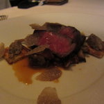 シグネチャー - 赤毛和牛ロースの炭火焼 ジャガイモのクレープと野生の茸のフリカッセ サマートリュフのコンポート