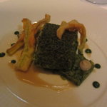 シグネチャー - スズキのバジルとセイジのパン粉焼き