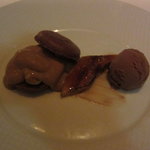シグネチャー - チョコレートとバナナのマカロン カカオのソルベにバルサミコ酢のソース