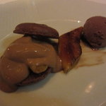 シグネチャー - チョコレートとバナナのマカロン カカオのソルベにバルサミコ酢のソース