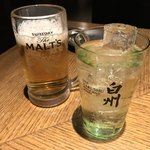 日本酒と個室居酒屋 まぐろ奉行とかに代官 - 日本酒と個室居酒屋 まぐろ奉行と かに代官 新橋店(東京都港区新橋)ザ・モルツ 580円 白州ハイボール 750円