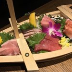 日本酒と個室居酒屋 まぐろ奉行とかに代官 - 日本酒と個室居酒屋 まぐろ奉行と かに代官 新橋店(東京都港区新橋)本マグロ5種盛合せ