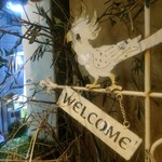 ピッツェリア パーレンテッシ - 入口にいた鳥。