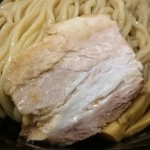 麺屋   亀城 - チャーシューと麺をアップ