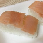 Sushi Kou - 鱒はしっかり〆て生感は無い。酢より塩を感じる独特な味わい。酢飯は甘味それ程感じない押しも柔らかな感じ。
                      オーソドックスなタイプだけど、俺はコレ好きだわ。
                      
                      