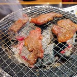 焼肉亭 - ロースやなく、ハラミから煙