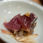 うを徳 - 紀州那智勝浦（きいなちかつうら）の鰹（かつを）、藁燒（わらやき）