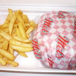 メルズ・ドライブイン - BBQバーガーセット（赤い包装紙）