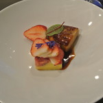 アキヒサ ハンダ - フランス産フォアグラのソテー　と　とちおとめのクラフティ