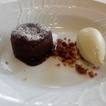 ヴィラ・アイーダ - フォンダンショコラとナスの味のジェラート　　ここのお店で、唯一、デザートだけは、平均的。　☆つき店と比較してですが。。。