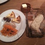 ブラッスリー アルティザン - お通し＋自家製パン１／２本300円