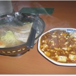 ニコニコ亭 - 麻婆飯・ラーメン　810円