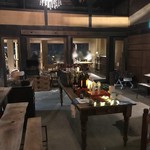 Terroir愛と胃袋 - 夜になってきて入り口付近から食事スペースを撮影