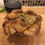 日本酒と肴 あらばしり - はみ出す豚ロース 北海道豚丼