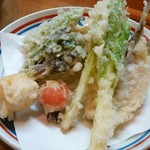 手打うどん かとう - メヒカリ、コゴミ、新じゃが、プチトマト等の天ぷらの盛り合わせ