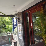 味亀 - 外観（店内の窓から見た入口）