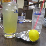 Gokurakuyu - 右・生絞りレモンサワー、左・ジンジャーハイボール