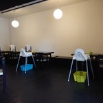 讃岐うどん 白庵 - 店内。お子さん用に椅子とコップが迅速に用意された 201804