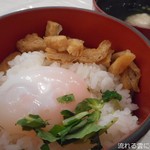 Hoteru Kameya - 油揚げ丼風御飯 温泉玉子添え＆奥州鶏つみれと三陸若布のお椀