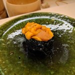 鮨みやもと - エゾバフンウニ軍艦　海苔も直前に炙って香りを出します