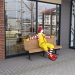 マクドナルド - 店舗正面ベンチに座るドナルド・マクドナルド