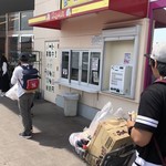 PAKU PAKU - 店の前  左が窓口  右が券売機