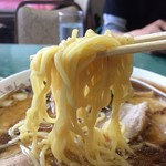 風来軒 - 「大チャーシューメン」麺リフト。麺は機械打ち角刃麺、平打ちの縮れ中細麺だ。際立った特徴こそないが、この『風来軒』独自の味付けのスープとの相性は抜群で、モチモチ感があってスープと良く馴染む。